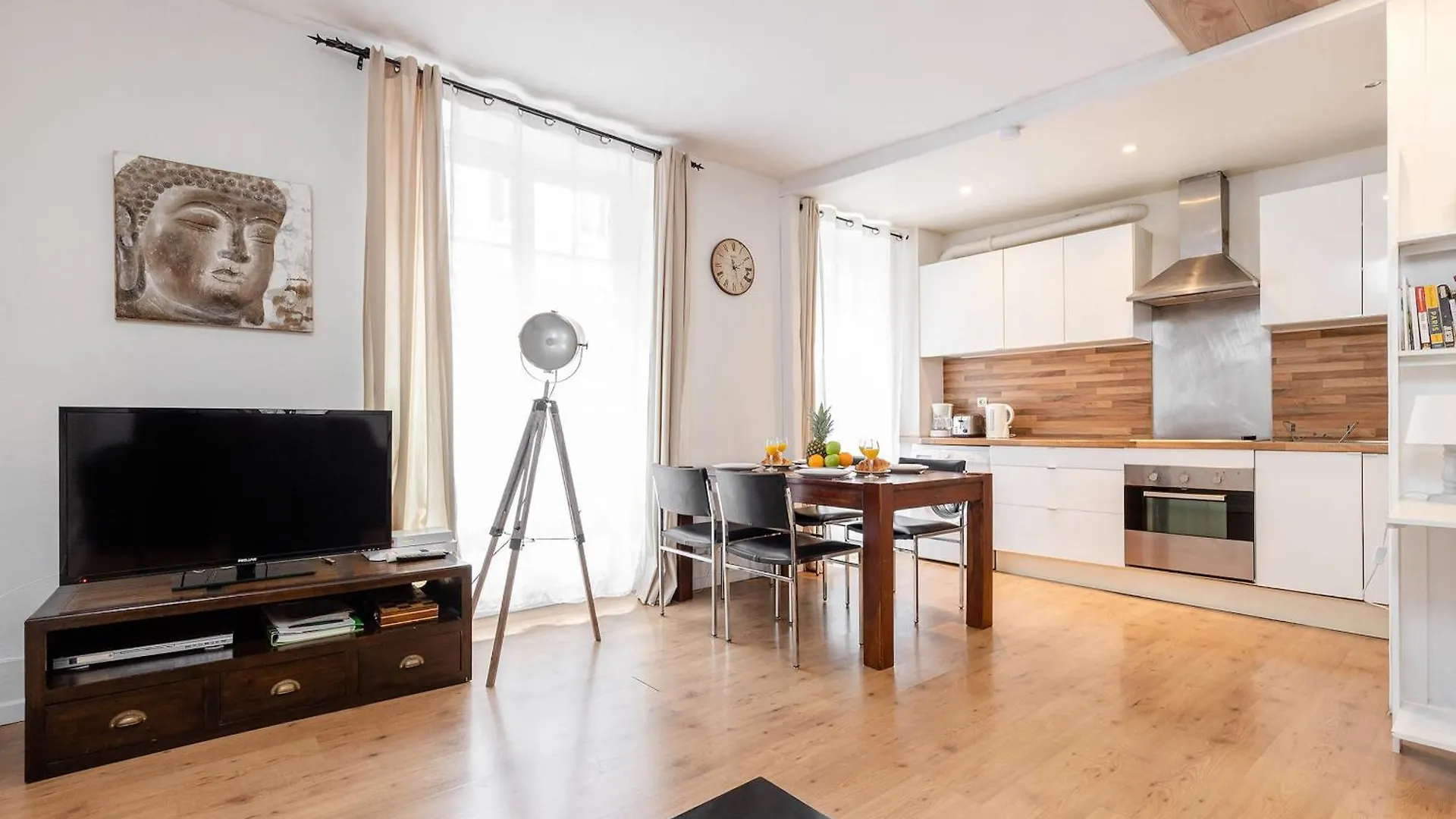 Avenue De Mars 2br *
