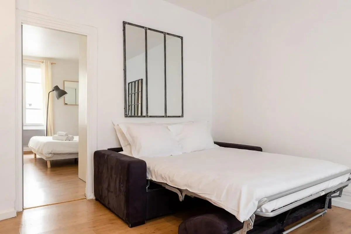 Avenue De Mars 2br Lejlighed Paris