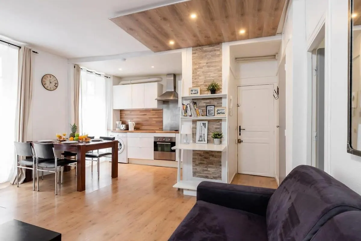 Avenue De Mars 2br Lejlighed *
