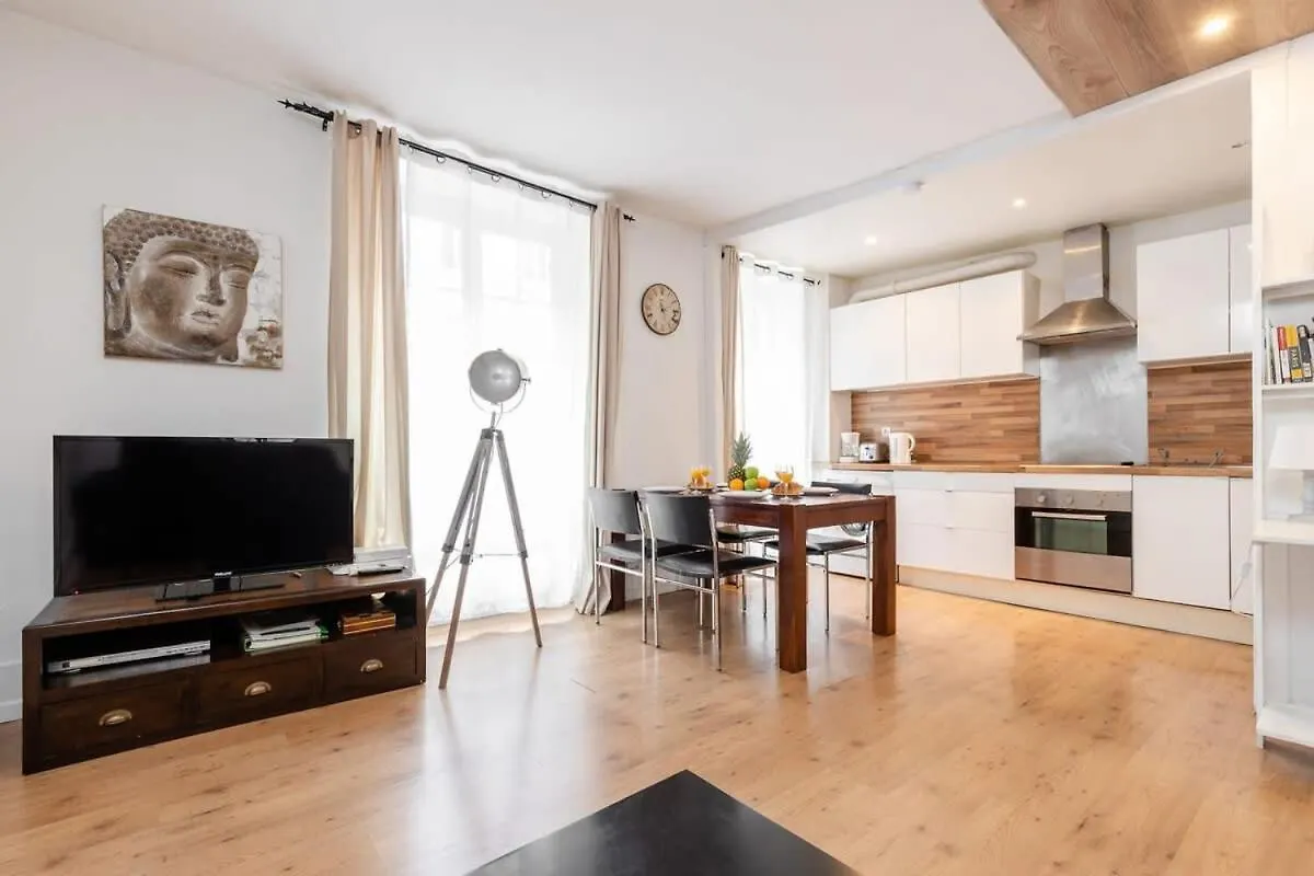 Avenue De Mars 2br *